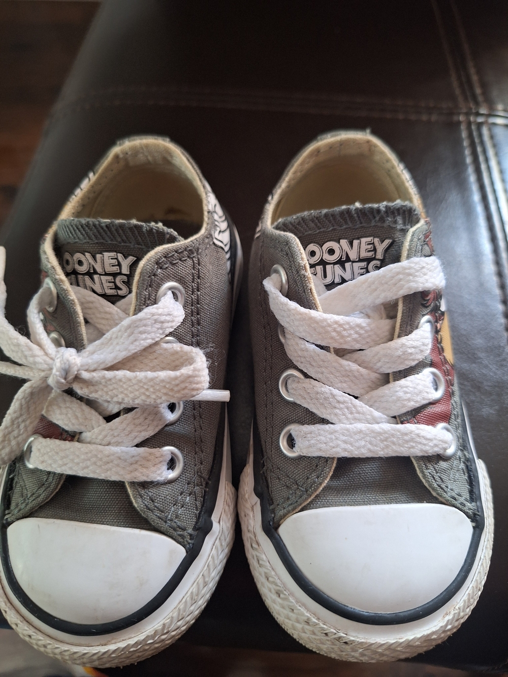 Converse Looney Tunes Gray Canvas Todler Sneakers.size 4